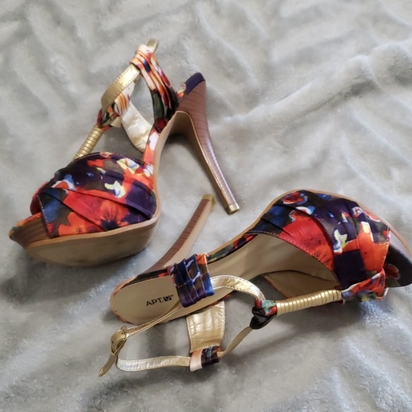 Apt. 9 T-strap fabric heels - Picture 3 of 4